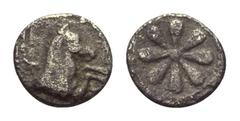 Greek Aiolis. Kyme. Hemiobol. 4. Jhdt. v. Chr. Vs: K - Y. Pferdeprotome rechts. Rs: Achtblättrige Rosette in vertieftem Rund. 7 mm. 0,30 g. SNG Kayhan 91; SNG Copenhagen 34. Sehr schön.