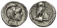Greek Attika. Athen. Tetradrachme. Ca. 118 - 117 v. Chr. Vs: Kopf der Athena mit attischem Helm rechts. Rs: Eule auf liegender Amphora nach rechts stehend, den Kopf en face; in den Feldern Magistratsn