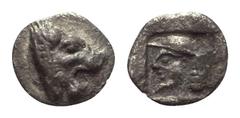 Greek Kleinasien. Ungesicherte Münzstätten. Hemiobol. 6. Jhdt. v. Chr. Vs: Löwenkopf rechts. Rs: Bärtiger Kopf mit Petasos links; das Ganze in vertieftem Quadrat. 8 mm. 0,36 g. Vgl. Numismatik Naumann