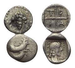 Greek Griechische Münzen - Lots. Makedonien / Dynasten von Lykien. Tragilos / Uvug (ca. 470 - 440 v. Chr.). Lot (2 Stück): 2 Hemiobole, 5. Jhdt. v. Chr. Vs: Weintraube in Perlkreis / Geflügelte, andro