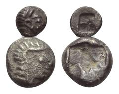 Greek Griechische Münzen - Lots. Ionien. Kolophon. Lot (2 Stück): 1 Tetartemorion, 1 Diobol, 6. - 5. Jhdt. v. Chr. Vs: Archaischer Kopf des Apollon rechts. Rs: Viergeteiltes Quadratum incusum. 0,17 g 
