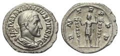 Roman Imperial Maximinus I. Thrax (235 - 238 n. Chr.). Denar. 235 n. Chr. Rom. Vs: IMP MAXIMINVS PIVS AVG. Büste mit Lorbeerkranz, Paludament und Panzer rechts. Rs: P M TR P P P. Maximinus mit erhoben