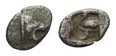 Greek Thrako-Makedonische Prägungen. Ungesicherte Münzstätte. Hemiobol. 5. Jhdt. v. Chr. Vs: Löwenkopf rechts. Rs: Viergeteiltes Quadratum incusum. 8 mm. 0,39 g. Tzamalis 52. Sehr schön.