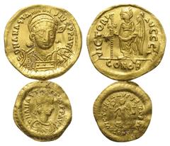Byzantine Byzantinische Münzen - Lots. Anastasius I. (491 - 518 n. Chr.). Lot (2 Stück): 1 Solidus, 1 Tremissis; Constantinopolis. Vs: Drapierte Büste mit Helm, Panzer und geschulterter Lanze en face 