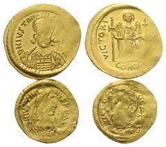 Byzantine Byzantinische Münzen - Lots. Iustinianus I. (527 - 565 n. Chr.). Lot (2 Stück): 1 Solidus, 1 Semissis; Constantinopolis. Vs: Behelmte Büste mit Perldiadem, Panzer, geschulterter Lanze und Sc