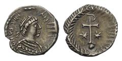 Byzantine Iustinianus I. (527 - 565 n. Chr.). 1/4 Siliqua (Silber). 540 - 550 n. Chr. Ravenna. Vs: D N IVSTIN - IANVS P P AVC. Büste mit Diadem, Paludament und Panzer rechts. Rs: Chrismon (Staurogramm