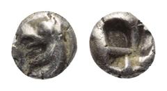 Greek Ionien. Phokaia. Tetartemorion (Silber). Ca. 625 - 550 v. Chr. Vs: Greifenkopf links. Rs: Viergeteiltes Quadratum incusum. 4 mm. 0,18 g. Vgl. SNG Kayhan 1423 (Obol). Sehr schön.