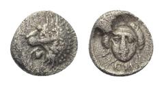 Greek Satrapen und Dynasten von Karien. Hekatomnos (ca. 392 - 377 v. Chr.). Tetartemorion (Silber). Vs:Löwenkopf links. Rs: Kopf des Apollon en face. 6 mm. 0,23 g. SNG Keckman 849; Slg. Klein 507. Seh