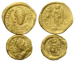 Byzantine Byzantinische Münzen - Lots. Anastasius I. (491 - 518 n. Chr.). Lot (2 Stück, Gold): 1 Solidus, 1 Tremissis; Constantinopolis. Vs: Büste mit Helm, Panzer und geschulterter Lanze en face / Bü