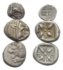Greek Griechische Münzen - Lots. Ionien. Teos / Milet. Lot (3 Stück, Silber): 1 Tetartemorion, 2 Diobole, 6. - 5. Jhdt. v. Chr. Vs: Greifenkopf rechts / Löwenprotome mit zurückgewandtem Kopf rechts bz