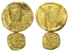Byzantine Byzantinische Münzen - Lots. Anastasius I. (491 - 518 n. Chr.). Lot (2 Stück, Gold): 1 Solidus, 1 Tremissis; Constantinopolis. Vs: Büste mit Helm, Panzer und geschulterter Lanze en face / Bü