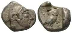 Greek Attika. Athen. Tetradrachme (Silber). Ca. 500 - 480 v. Chr. Vs: Kopf der Athena mit attischem Helm und Ohranhänger rechts. Rs: Eule nach rechts stehend, den Kopf en face, im Feld links oben Oliv
