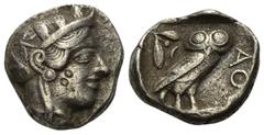 Greek Attika. Athen. Tetradrachme (Silber). Ca. 454 - 404 v. Chr. Vs: Kopf der Athena mit ölzweiggeschmücktem, attischem Helm, Ohranhänger und Halskette rechts. Rs: Eule nach rechts stehend, den Kopf 