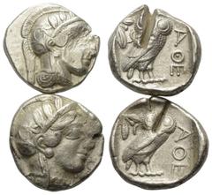 Lots - Ancient Coins Griechische Münzen - Lots. Attika. Athen. Lot (2 Stück, Silber): 2 Tetradrachmen, 5. Jhdt. v. Chr. Vs: Athenakopf rechts. Rs: Eule nach rechts stehend, Kopf en face. Prüfhiebe, se