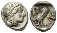Greek Attika. Athen. Tetradrachme (Silber). Ca. 454 - 404 v. Chr. Vs: Kopf der Athena mit ölzweiggeschmücktem, attischem Helm, Ohranhänger und Halskette rechts. Rs: Eule nach rechts stehend, den Kopf 
