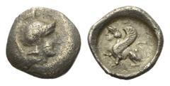 Greek Lykien. Ungesicherte Münzstätten. Obol (Silber). 5. - 4. Jhdt. v. Chr. Vs: Kopf der Athena mit attischem Helm rechts. Rs: Sphinx nach links sitzend. 10 mm. 0,55 g. Vismara -; Müseler -; SNG von 