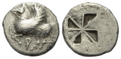 Greek - Premium Korinthia. Korinth. Stater (Silber). Ca. 555 - 515 v. Chr. Vs: Pegasos nach links fliegend, darunter Koppa. Rs: Windmühlenförmiges Incusum. 21 mm. 7,87 g. Slg. BCD Korinth -; Calciati,