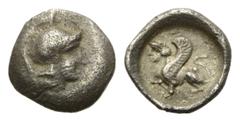 Greek Lykien. Ungesicherte Münzstätten. Obol (Silber). 5. - 4. Jhdt. v. Chr. Vs: Kopf der Athena mit attischem Helm rechts. Rs: Sphinx nach links sitzend. 10 mm. 0,55 g. Vismara -; Müseler -; SNG von 