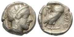 Greek Attika. Athen. Tetradrachme (Silber). Ca. 454 - 404 v. Chr. Vs: Kopf der Athena mit ölzweiggeschmücktem attischem Helm, Ohranhänger und Halskette rechts. Rs: Eule nach rechts stehend, Kopf en fa