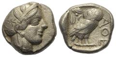 Greek Attika. Athen. Tetradrachme (Silber). Ca. 454 - 404 v. Chr. Vs: Kopf der Athena mit ölzweiggeschmücktem attischem Helm, Ohranhänger und Halskette rechts. Rs: Eule nach rechts stehend, Kopf en fa