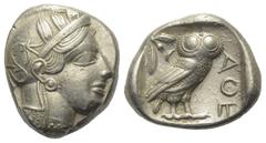 Greek Attika. Athen. Tetradrachme (Silber). Ca. 454 - 404 v. Chr. Vs: Kopf der Athena mit ölzweiggeschmücktem attischem Helm, Ohranhänger und Halskette rechts. Rs: Eule nach rechts stehend, Kopf en fa