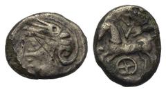 Celtic Gallien. Aedui. Quinar (Silber). Ca. 80 - 50 v. Chr. Vs: Leicht stilisierter Kopf mit Helm links. Rs: Pferd nach links galoppierend, darüber X, darunter vierspeichiges Rad. 13 mm. 1,32 g. De la