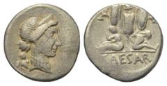 Roman Imperatorial C. Iulius Caesar. Denar (Silber). 46 - 45 v. Chr. Feldmünzstätte in Spanien. Vs: Kopf der Venus mit Diadem und Halskette rechts, dahinter Cupido. Rs: CAESAR. Tropaeum aus gallischen