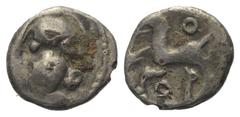 Keltische Münzen Gallien. Aedui. Quinar (Silber, subärat). Ca. 80 - 50 v. Chr. Vs: Leicht stilisierter Kopf mit Helm links. Rs: Pferd nach links galoppierend, darüber und davor Kreis. 14 mm. 1,58 g. D
