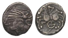 Celtic Gallien. Aedui. Quinar (Silber). Ca. 80 - 50 v. Chr. Vs: Leicht stilisierter Kopf mit Helm links. Rs: Pferd nach links galoppierend, darüber A, darunter vierspeichiges Rad. 13 mm. 1,83 g. De la