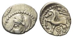 Celtic Gallien. Bituriges. Quinar (Silber). Vs: Kopf links. Rs: Pferde nach links stehend, darüber Schwert, darunter Kreis mit zentralem Punkt. 15 mm. 1,87 g. DT 3436 var. Fast vorzüglich.