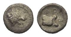 Greek Dynasten von Lykien. Maussollos (360 - 353 v. Chr. Satrap von Lykien). Hemiobol (Silber). Xanthos. Vs: Löwenkopf rechts. Rs: Astragal. 7 mm. 0,29 g. Vgl. Dr. Busso Peus Nachfolger, Auktion 407 (