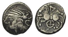 Celtic Gallien. Aedui. Quinar (Silber). Ca. 80 - 50 v. Chr. Vs: Leicht stilisierter Kopf mit Helm links. Rs: Pferd nach links galoppierend, darüber A, darunter vierspeichiges Rad. 13 mm. 1,83 g. De la