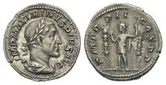 Maximinus I. Thrax (235 - 238 n. Chr.). Denar (Silber). 236 n. Chr. Rom. Vs: IMP MAXIMINVS PIVS AVG. Büste mit Lorbeerkranz, Paludament und Panzer rechts. Rs: P M TR P II COS P P. Maximinus mit erhobe