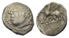 Keltische Münzen Gallien. Bituriges. Quinar (Silber). Vs: Kopf links. Rs: Pferde nach links stehend, darüber Zweig, darunter drei Kreise. 15 mm. 1,92 g. DT 3437. Sehr schön / fast vorzüglich.