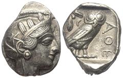 Greek Attika. Athen. Tetradrachme (Silber). Ca. 454 - 404 v. Chr. Vs: Kopf der Athena mit ölzweiggeschmücktem attischem Helm, Ohranhänger und Halskette rechts. Rs: Eule nach rechts stehend, Kopf en fa
