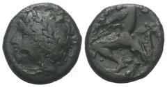 Greek Sizilien. Syrakus. Agathokles (317 - 289 v. Chr.). Bronze. Ca. 317 - 305 v. Chr. Vs: Kopf des Apollon mit Lorbeerkranz links, dahinter Tropaion. Rs: Triskeles mit Flügeln an den Füßen und zentra