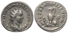 Roman Imperial Coinage Herennius Etruscus (251 n. Chr.). Antoninian. 250 - 251 n. Chr. Rom. Vs: Q HER ETR MES DECIVS NOB C. Büste mit Strahlenkrone und Paludament rechts. Rs: PIETAS AVGVSTORVM. Weihwe