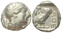 Greek Attika. Athen. Tetradrachme (Silber). Ca. 454 - 404 v. Chr. Vs: Kopf der Athena mit ölzweiggeschmücktem attischem Helm, Ohranhänger und Halskette rechts. Rs: Eule nach rechts stehend, Kopf en fa