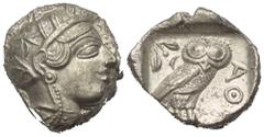 Greek Attika. Athen. Tetradrachme (Silber). Ca. 454 - 404 v. Chr. Vs: Kopf der Athena mit ölzweiggeschmücktem attischem Helm, Ohranhänger und Halskette rechts. Rs: Eule nach rechts stehend, Kopf en fa
