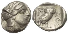 Greek Attika. Athen. Tetradrachme (Silber). Ca. 454 - 404 v. Chr. Vs: Kopf der Athena mit ölzweiggeschmücktem attischem Helm, Ohranhänger und Halskette rechts. Rs: Eule nach rechts stehend, Kopf en fa