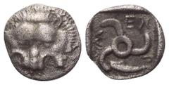 Greek Dynasten von Lykien. Mithrapata (um 380 v. Chr.). 1/6 Stater (Diobol, Silber). Unbestimmte Münzstätte. Vs: Löwenfell von vorn. Rs: Triskeles; im Feld Delfin, das Ganze in vertieftem Quadrat. 13 