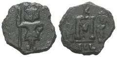 Byzantine Constantinus IV. Pogonatus (668 - 685 n. Chr.). Follis (Kupfer). 668 - 674. Syracus. Vs: Konstantin, stehend, mit Helm und Kürass und Speer in der Hand. Rs: Großes M, darüber Monogramm; im A
