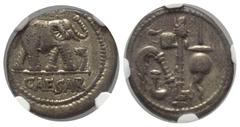 Römische Bürgerkriege C. Iulius Caesar. Denar (Silber). 49 - 48 v. Chr. Mobile Feldmünzstätte Caesars in Spanien oder Gallien. NGC XF (5884195-005). Vs: CAESAR. Elefant nach rechts schreitend und dabe